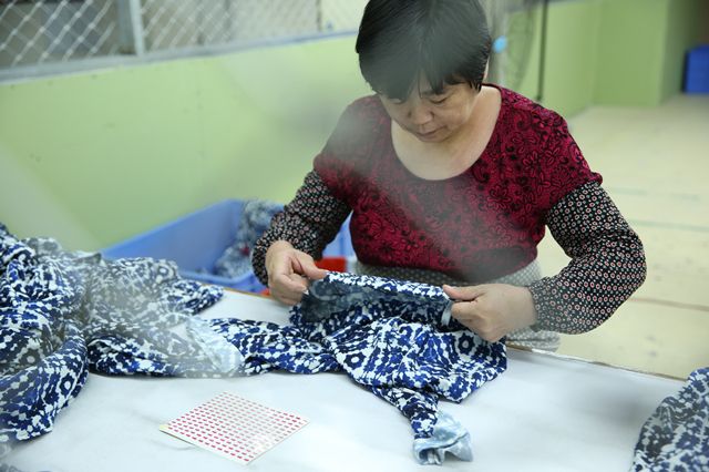 探访深圳南油产业带的服装巨头 服装产品“出厂记”